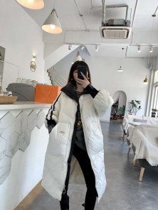 Длинный женский спортивный пуховик с полосками фото